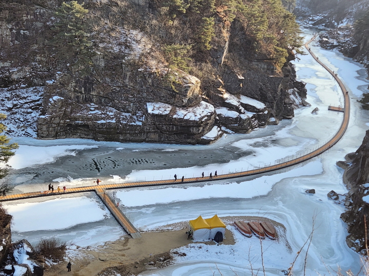 문화관광축제는 지역의 역사&middot;문화&middot;자연 자원을 관광객이 직접 체험하고 소비할 수 있는 관광 콘텐츠로 육성하기 위한 정책이다. 절벽 위에서 내려다 본 한탄강 모습.