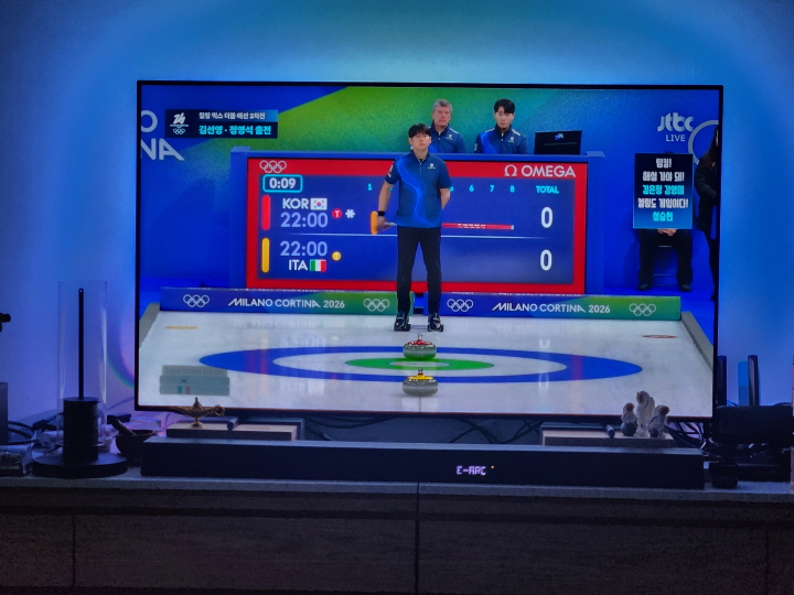 '2026 밀라노 동계올림픽' 컬링 예선전에서 한국과 이탈리아가 맞붙은 경기를 시청했다.