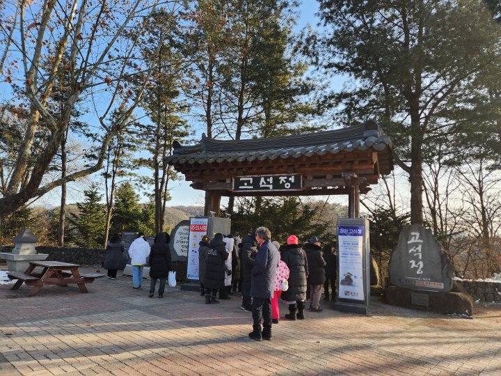 겨울에만 만날 수 있는 철원의 풍경을 즐기기 위해 관광객들의 발길이 이어지고 있다.
