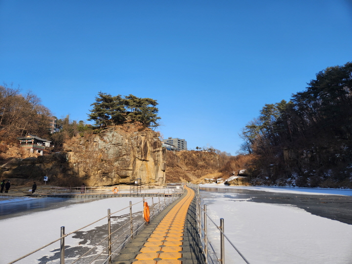 한탄강 물윗길은 갈수기인 10월부터 이듬해 3월까지 직탕폭포에서 순담계곡까지 약 8.5km 구간에 조성된 경관형 트레킹 코스다.