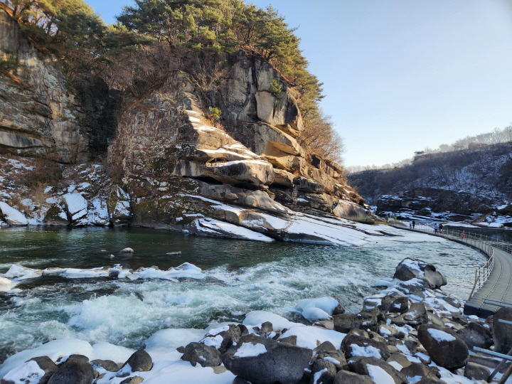 한탄강 일대는 화산 활동으로 형성된 현무암 협곡과 주상절리 등 지형적 가치가 뛰어나 유네스코 글로벌 지질공원으로 지정되어 있다.