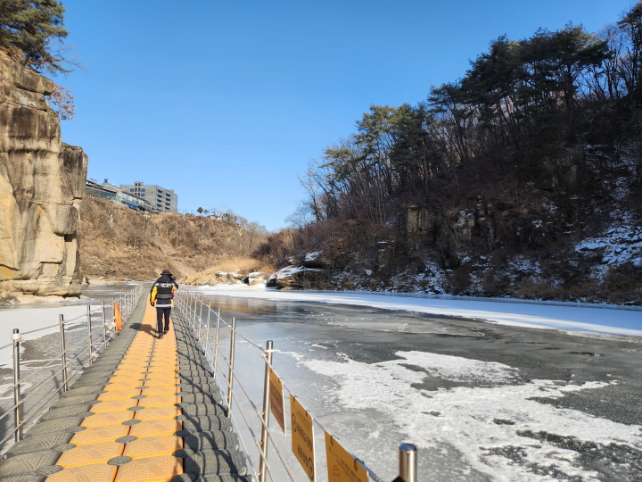 철원 한탄강 얼음트레킹 현장은 자연유산과 체험 콘텐츠가 결합해 지역 축제가 글로벌 관광 자원으로 도약할 수 있음을 보여준다.