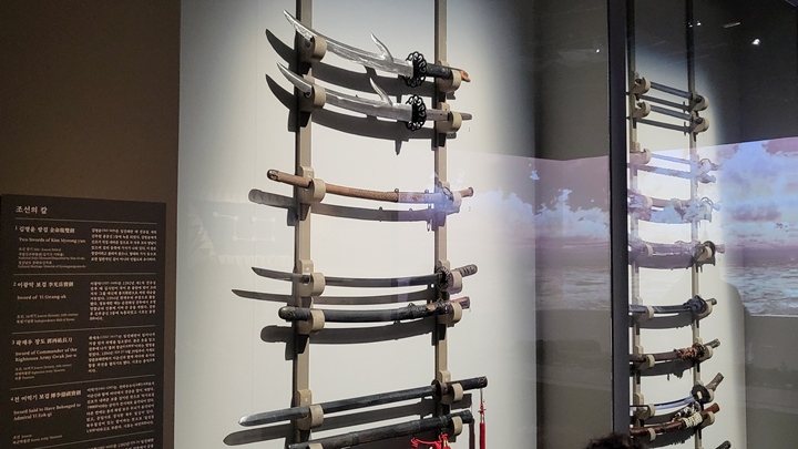 조선의 칼이 전시되어 있다. 위에서부터 차례대로 '김명윤 쌍검', '이광악 보검', '곽재우 장도', '전 이억기 보검'이다.