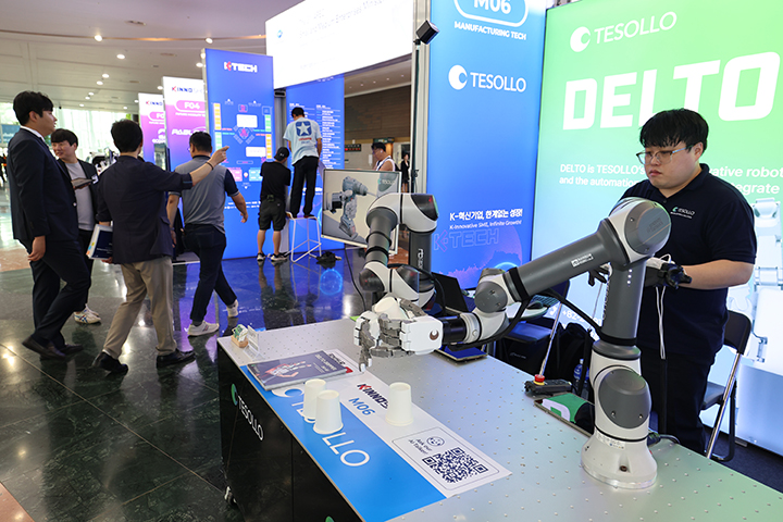 1일 서귀포시 중문동 제주국제컨벤션센터에서 열린 중소기업 기술·경영 혁신대전에서 테솔로(Tesollo) 부스 관계자가 로봇 그리퍼를 시연하고 있다. 2025.9.1 (사진=저작권자(c) 연합뉴스, 무단 전재-재배포 금지)