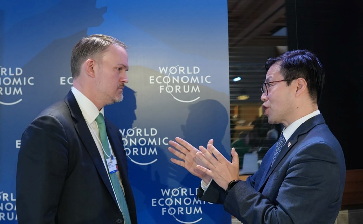 여한구 산업통상부 통상교섭본부장이 22일(현지시간) 스위스 다보스에서 열린 '2026 세계경제포럼 연차회의'에서 제이미슨 그리어 미국 무역대표부(USTR) 대표와 면담을 하고 있다. 2026.1.23 (ⓒ뉴스1, 산업통상부 제공, 무단 전재-재배포 금지)