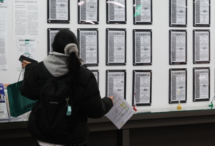 11일 오후 서울 마포구 서울서부고용복지플러스센터에서 한 여성이 채용 게시판을 살펴보고 있다.(ⓒ뉴스1, 무단 전재-재배포 금지)