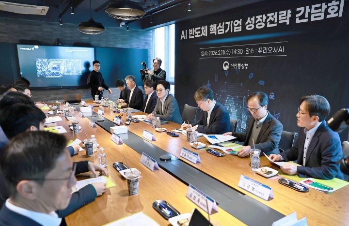 김정관 산업통상부 장관이 11일 오후 서울 강남구 퓨리오사AI에서 열린 'AI반도체 핵심기업 성장전략 간담회'를 주재하고 있다. (ⓒ뉴스1, 무단 전재-재배포 금지)