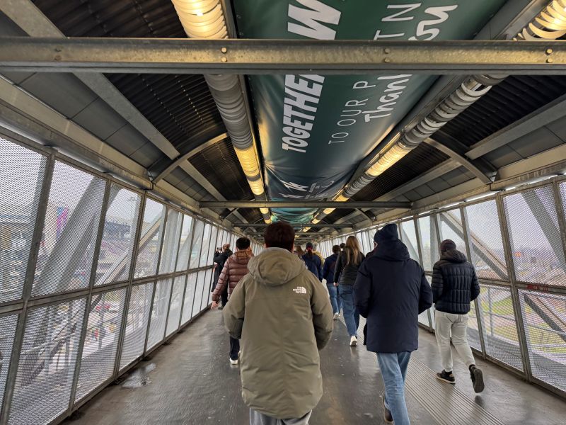 경기장이 위치한 역에 도착하자 많은 사람들이 경기장을 향해 이동했다. 이전 경기 관람에서는 느낄 수 없었던 긴장감이 느껴지기도 했다. 우리 대표팀이 출전하는 경기여서 그런지 나 역시 긴장과 기대를 안고 경기장으로 향했다.