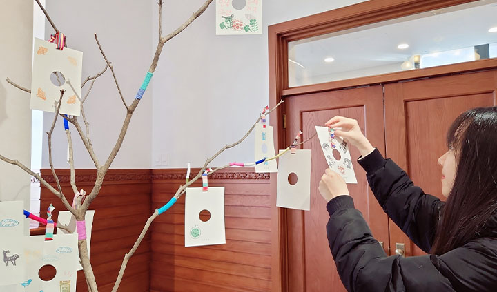 나는 완성한 카드를 나무에 걸고 소원을 빌었고, 언니는 기념으로 가지고 가고 싶다며 챙겼다. 더 많은 관람객의 방문으로 빼곡하게 채워질 인장카드 나무를 기대해본다.