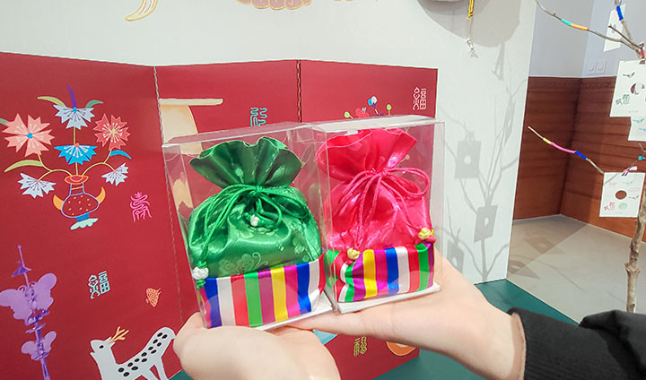 선착순 굿즈 복주머니의 모습이다. 윷놀이, 공기놀이 중 하나가 랜덤으로 들어있다. 고운 빛의 주머니 속에 예쁜 기념품이 들어있어 전시를 기분좋게 추억할 수 있을 것 같았다.