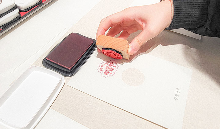 체험존에 마련된 각종 인장을 자유롭게 찍을 수 있다. 색상도 다양하니 취향에 맞추어 꾸며보자.