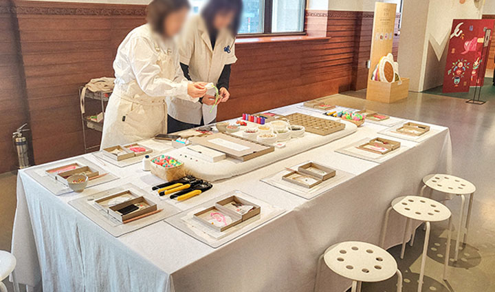 복주머니 만들기 체험존에는 여섯 곡물과 만들기 도구가 마련되어 있다.