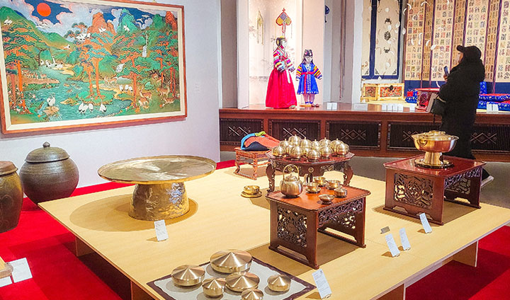 상차림 문화는 돌출식 연출로 구성되어 있었다. 어떤 식기를 어디에 쓰는지, 식탁은 어떻게 꾸몄는지를 한눈에 볼 수 있다.