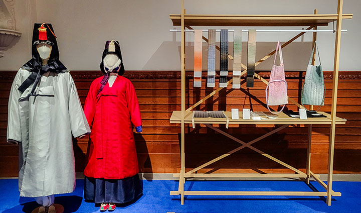 가장 먼저 만날 수 있는 '의'. 복식과 장신구, 매듭 등이 한 테마에가장 먼저 만날 수 있는 '의'. 복식과 장신구, 매듭 등이 멋드러지게 모여있다. 모여 오색 멋을 뽐냈다.