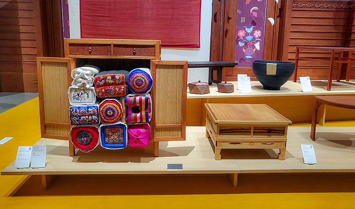 정겨운 모양의 침구도 눈에 띄었다. 외갓집에 가면 종종 보던 색과 문양들이라 반가운 마음이 드는 한편, 작은 부분에도 건강과 안녕을 기원하는 마음을 담았던 선조들의 양식을 엿볼 수 있어 마음이 따뜻해졌다.