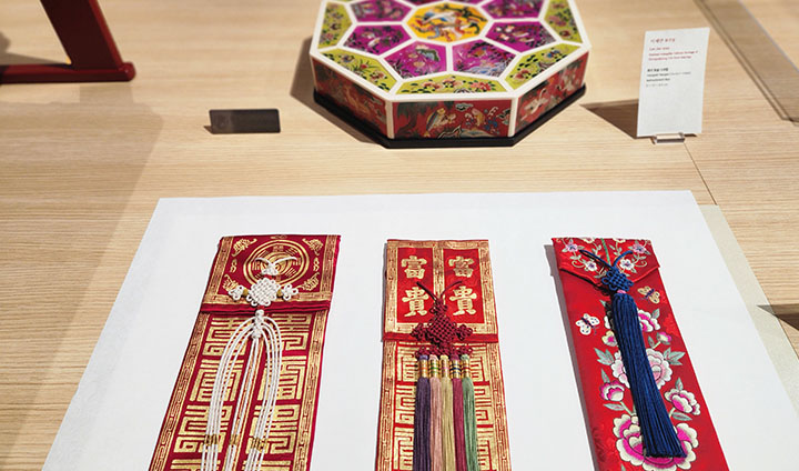 금속 장신구와 매듭, 화사한 빛깔로 만들어진 섬세한 자수를 보면서 정성스러운 마음이 느껴졌다.