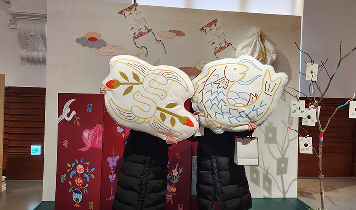 언니와 함께 쿠션을 안고 기념 사진을 촬영했다.