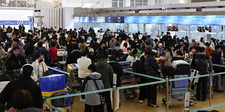 설 명절 연휴를 앞둔 12일 오전 인천국제공항 1터미널 출국장이 이용객들로 붐비고 있다.(ⓒ뉴스1, 무단 전재-재배포 금지)