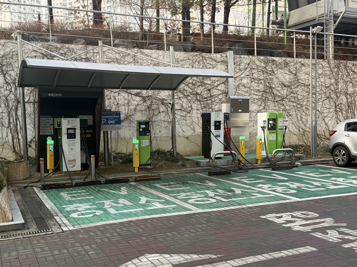 급속 충전은 지상주차장에서 가능하다