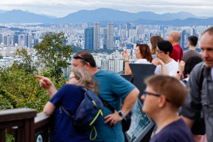 서울 남산에서 외국인 관광객들이 도심 전경을 감상하고 있다. 2025.10.12. (ⓒ뉴스1, 무단 전재-재배포 금지)