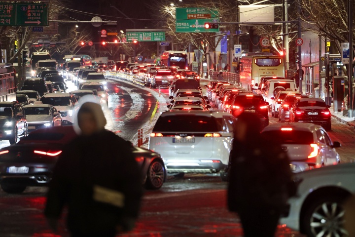 서울 종로구 안국동 도로에서 차량들이 눈길에 큰 정체를 빚고 있다. 2025.12.4. (ⓒ뉴스1, 무단 전재-재배포 금지)