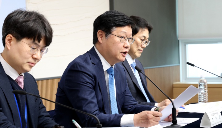 조만희 재정경제부 세재실장이 12일 세종시 정부세종청사에서 다주택자 양도소득세 중과 유예 종료 및 보완방안 관련 주요내용을 설명하고 있다.(ⓒ뉴스1, 무단 전재-재배포 금지)