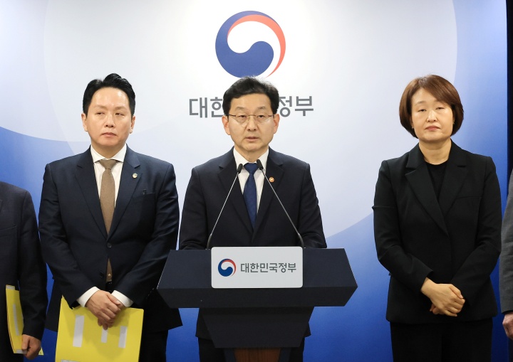 윤창렬 국무조정실장이 12일 서울 종로구 정부서울청사에서 헌법존중 정부혁신 TF 조사결과 발표를 하고 있다. 2026.2.12. (ⓒ뉴스1, 무단 전재-재배포 금지)