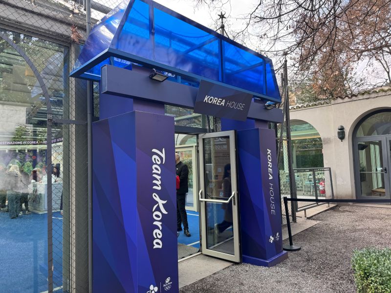 기존에 테니스장으로 사용되었다는 야외 글라스 하우스. 코리아 하우스의 다양한 행사가 진행되는 메인 건물로 활용되고 있다.