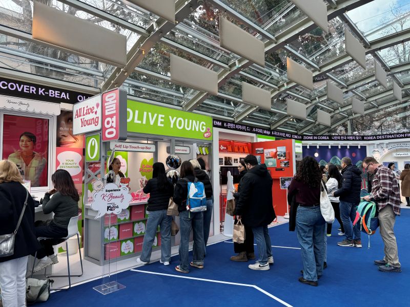 코리아 하우스에는 대한민국을 대표하는 여러 기업들이 후원사로 함께하고 있다. 기업들은 자신의 제품을 홍보하면서도 K-컬쳐에 대해 적극 소개하며 또 다른 민간 외교관의 역할을 수행하고 있었다.