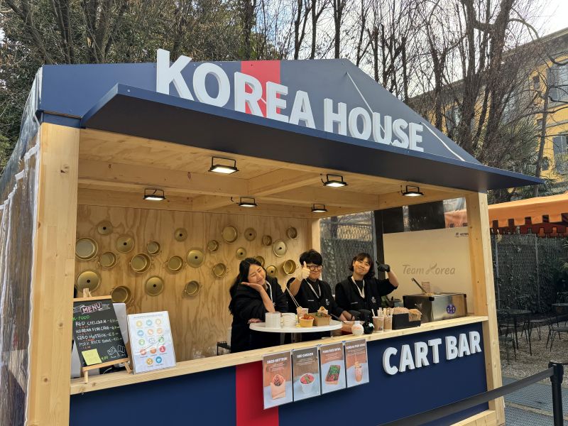 우리나라 문화를 이야기할 때 빼놓을 수 없는 식(食)문화. 외부에 위치한 K-푸드 존은 지나가는 발걸음을 멈추게 했다. 밝게 웃으며 일하는 직원들을 보니 나도 괜시레 기분이 좋아졌다.