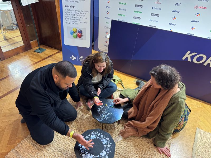 공기 놀이에 대한 설명으로 시작해 한동안 시간 가는 줄 모르고 함께 즐겼던 외국인 방문객. 어린아이보다 더 즐거워하며 놀이를 즐기던 모습이 인상적이었다.