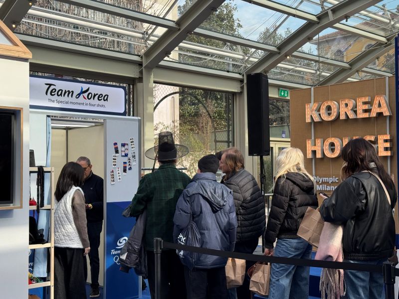 내부에 어떤 프로그램도 바로 체험할 수 있는 것은 없었다. 자연스럽게 상당시간 기다려야했지만, 그 누구도 짜증내거나 불만을 갖지 않았다. 대한민국 문화에 대한 기대로 모든 방문자가 웃어보였다.