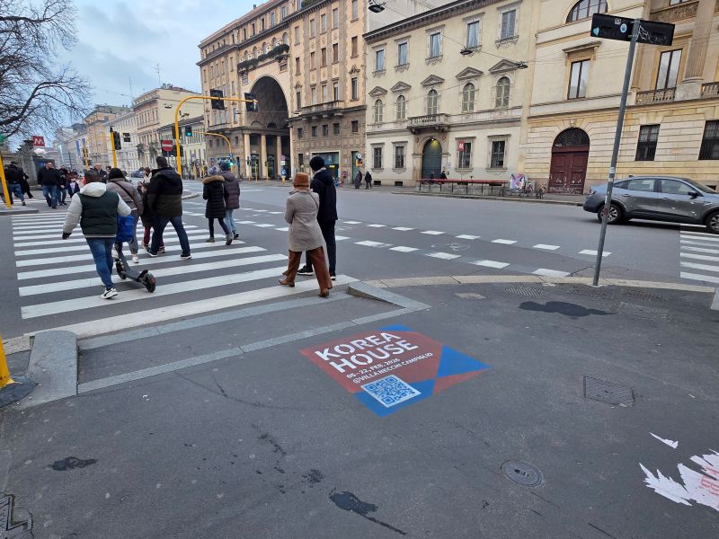 유동인구가 많은 횡단보도에서 코리아 하우스 맵핑을 발견할 수 있었다. 대한체육회는 코리아하우스를 알리기 위해 시내 주요 지역 및 유동인구가 많은 곳을 바탕으로 코리아 하우스 홍보가 진행되고 있다고 전했다.