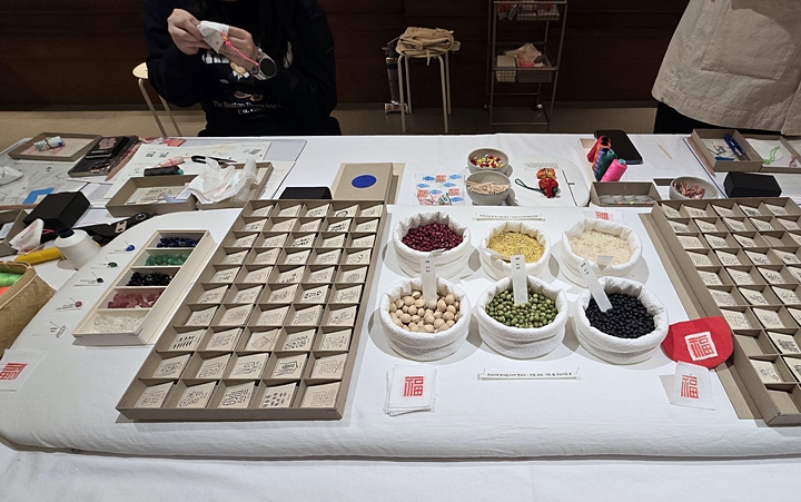 딸과 함께 '길상만물'에서 복주머니 체험을 해봤다.