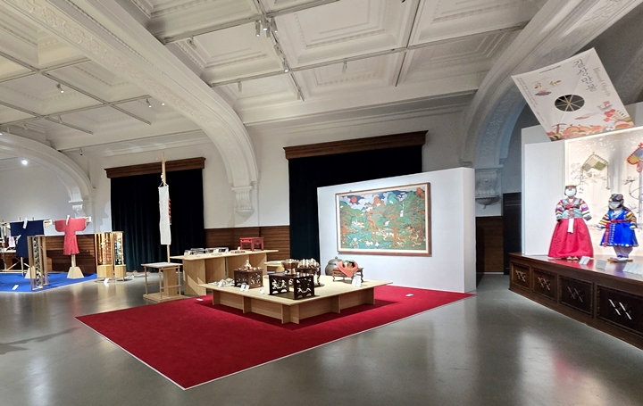 수복강녕, 의, 식, 주 등 총 4개의 주제로 구성된 '길상만물' 전시.