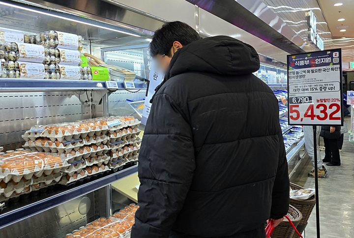 농식품부 할인지원을 통해 저렴해진 계란을 살펴보고 있는 남성.