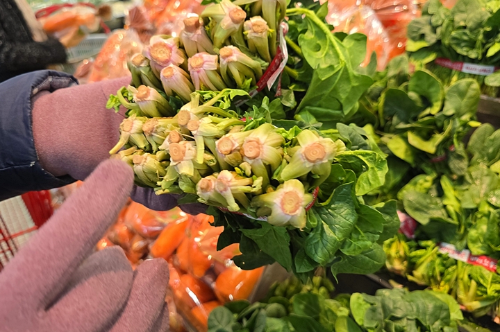 옆에서 장을 보던 여성이 포항초가 신선하기 위해 이곳을 보라고 가리켰다.