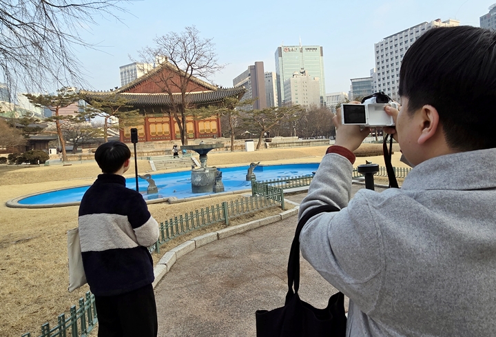 함께 한 두 명의 기자들이 열심히 취재하고 있다.