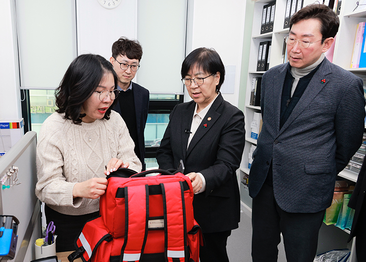 정은경 보건복지부 장관과 원강수 원주시장이 30일 강원 원주시 재택의료센터 현장을 방문해 현장점검을 하고 있다. (사진=보건복지부)