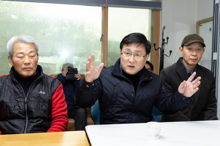 김성환 기후에너지환경부장관이 13일 경기 여주시 율극1리 마을회관에서 한강수계 햇빛소득마을 조성사업 계획을 청취, 사업 관계자 및 마을 주민들과 의견을 나누고 있다.(사진=기후부 제공)