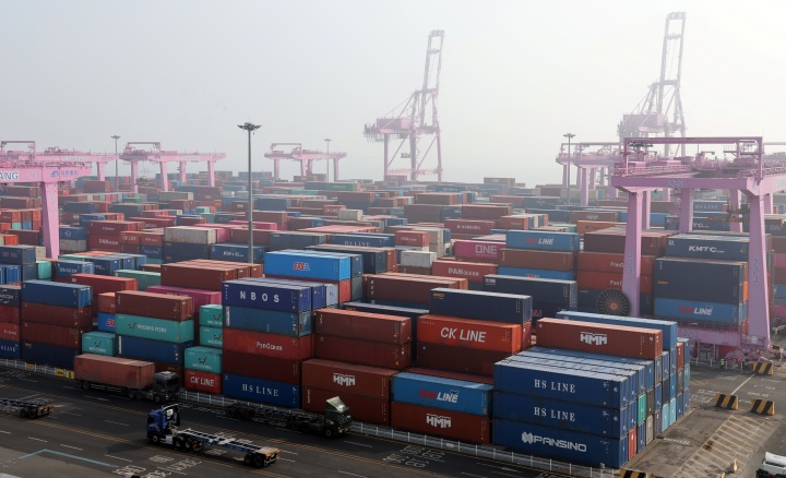 인천신항 컨테이너 터미널에 수출입 컨테이너가 쌓여 있는 모습. 2026.2.11 (ⓒ뉴스1, 무단 전재-재배포 금지)