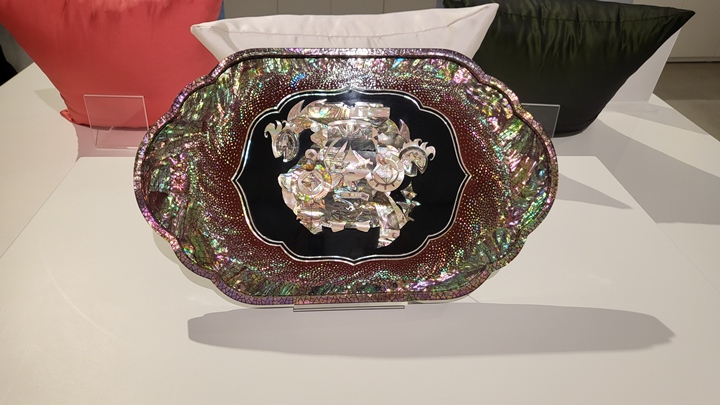 섬세하게 제작된 자개 무늬가 빛을 받아 반짝거리고 있다.