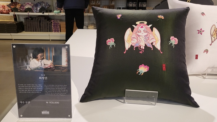 게임 캐릭터를 활용한 자수 무늬를 섬세하게 새긴 방석.