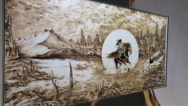 섬세한 그림을 새겨넣은 낙화 작품.