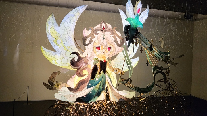 어울리는 게임 캐릭터를 기반으로, 빛과 한지를 활용하여 제작한 전통등 작품이 아름답게 반짝이고 있다.
