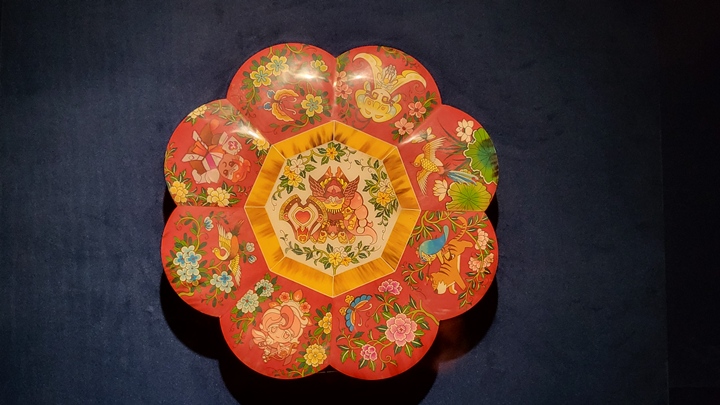 섬세한 무늬를 덧입힌 화각공예 작품.