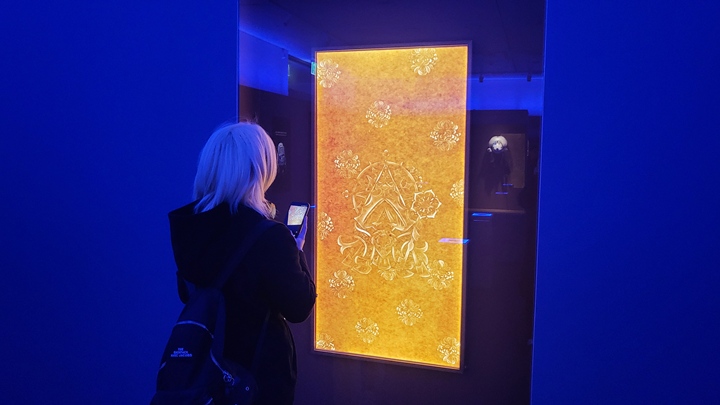 한지조각 작품을 감상하는 관람객.