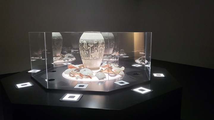 분청사기 작품이 하얗게 반짝이고 있다.