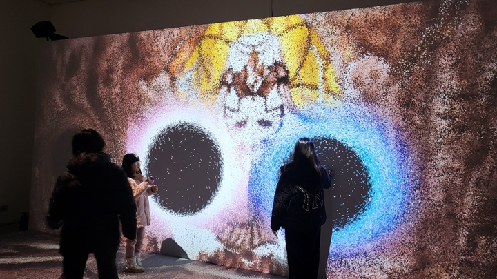 몰입형 전시라 관람객들과 전시 작품이 함께 교감하여 변화하는 것을 볼 수 있었다.