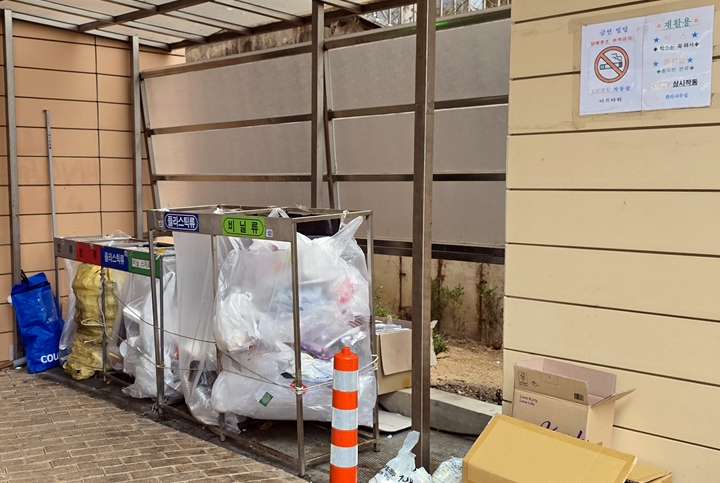 소형폐가전을 바로 버릴 수 있도록 빨리 곳곳에 폐가전수거함이 생기면 좋겠다.